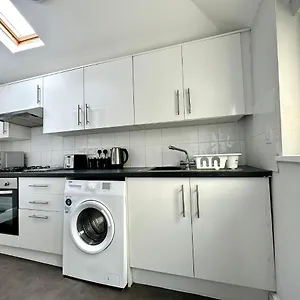 Coastal Comfort Duplex: Spacious 4-bedroom Near Apartment